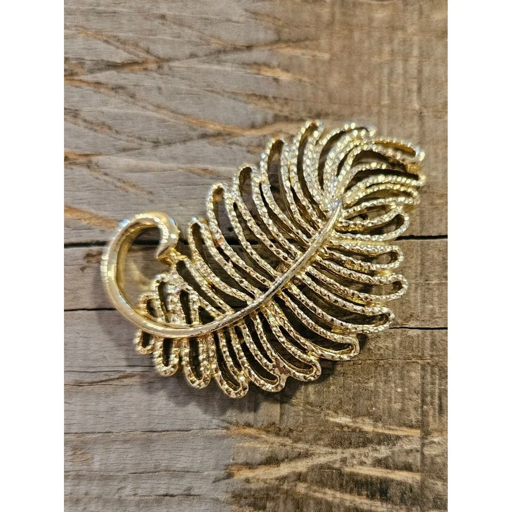 Vintage GERRYS  Gold Tone‎ Textured Large 2.2